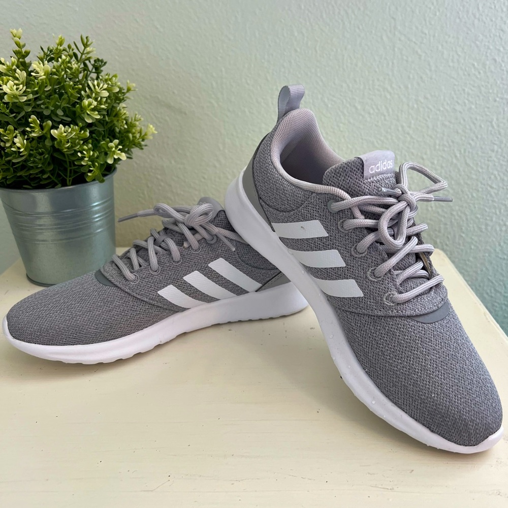 NWOT Adidas Cloudform Comfort sneakers, 6.5